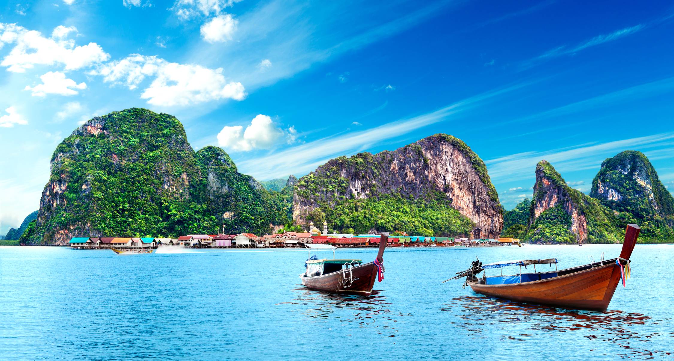 Θέα στη θάλασσα και το νησί της Ταϊλάνδης. Είδος περιπέτειας και εξωτικού ταξιδιού.